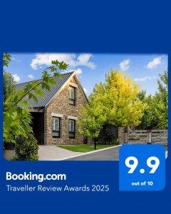 Booking.com awards Vale 194 a 2025 Traveller Review Award rating of 9.9