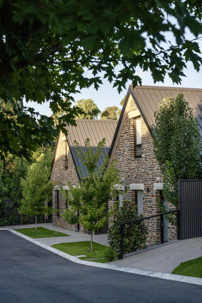 Vale 194 Luxury Accommodation in the heart of McLaren Vale 2 stone fronted cottages with lush garden