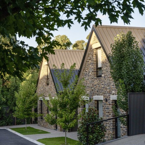 Vale 194 Luxury Accommodation in the heart of McLaren Vale 2 stone fronted cottages with lush garden