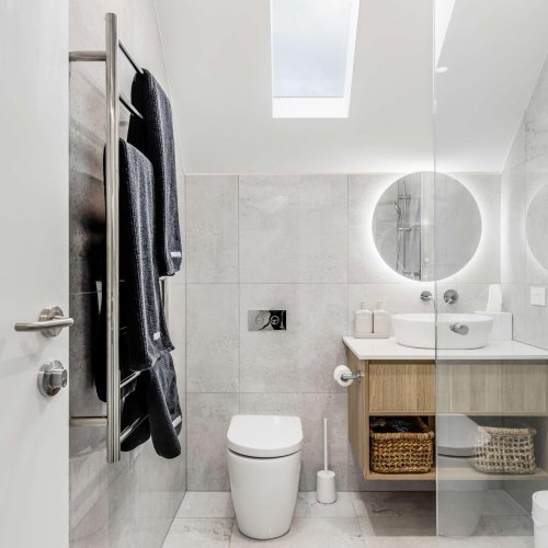 Vale 194 Luxury Accommodation McLaren Vale upstairs bathroom
