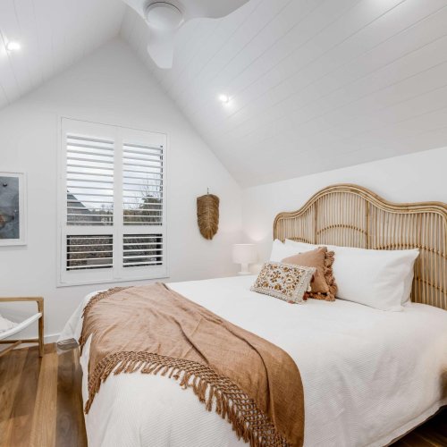 Vale 194 Luxury Accommodation Upstairs Bedroom 1