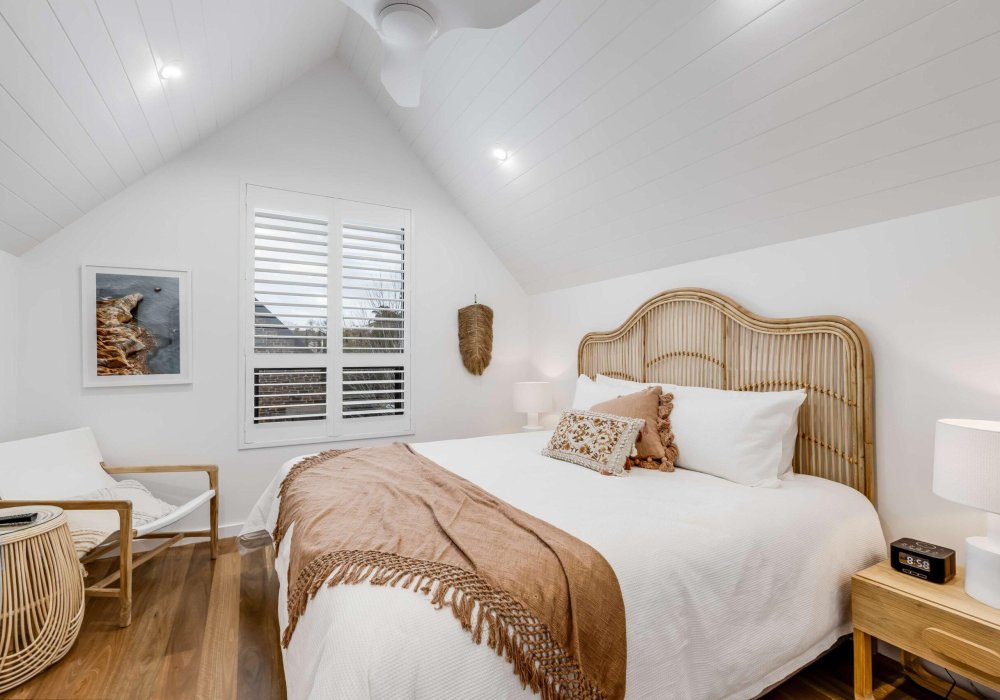 Vale 194 Luxury Accommodation Upstairs Bedroom 1